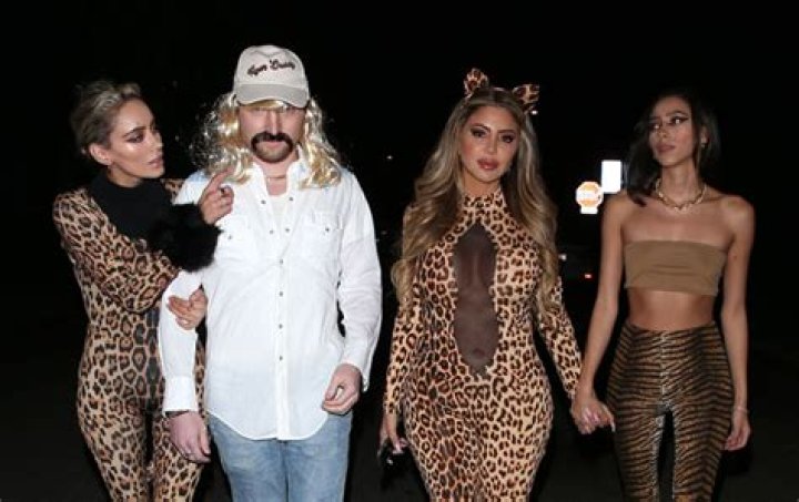Celebs Who Dressed In Tiger King Costumes For Halloween 2020: Photos – Hollywood Life