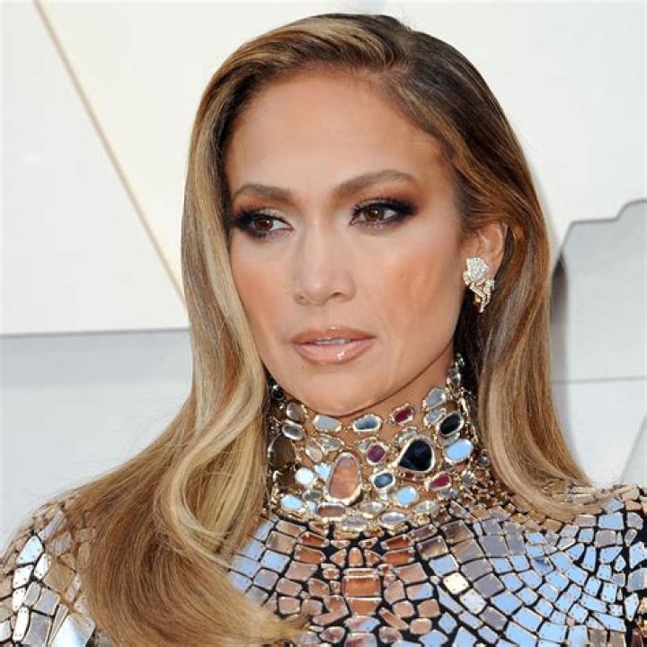 Jennifer Lopez Goes Makeup-Free & Shows Off Beauty Routine For Skin – Hollywood Life