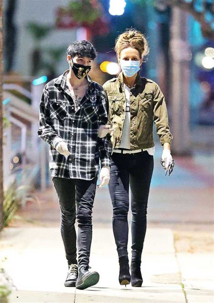 Kate Beckinsale, 46, Cozies Up To BF Goody Grace, 23, On Supply Run