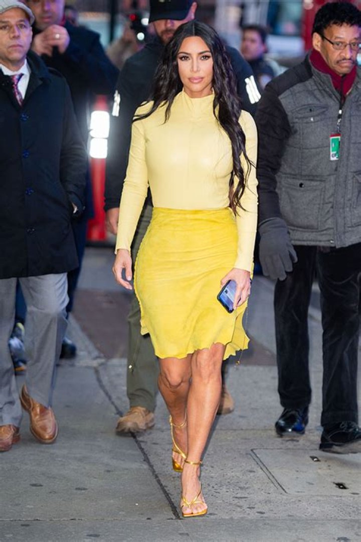 Kim Kardashian’s Yellow Mini Skirt On ‘Good Morning America’ – Pics – Hollywood Life