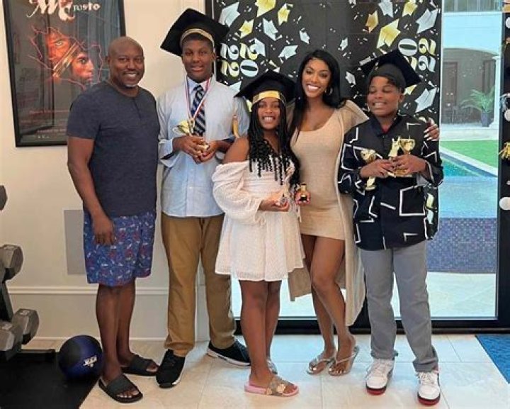 Meet the Football Player’s Parents and Siblings – Hollywood Life